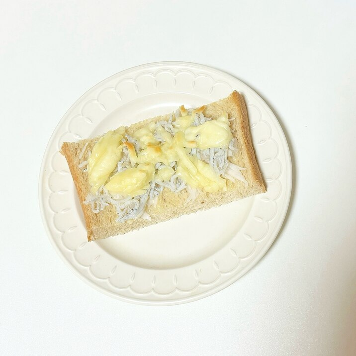 大根とシラスのチーズトースト